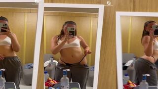 Famke Louise naakt en geil in de sportschool omkleedruimte
