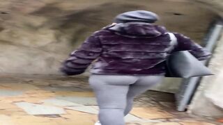 Milena Xoxo: Close-up op haar geile kont in strakke legging terwijl ze loopt