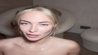 Boerin Anna wrijft over dildo en geeft een Nederlandse opdracht om zichzelf te masturberen