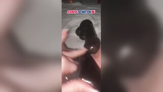Megan Desaever stopt meerdere speeltjes in haar kut